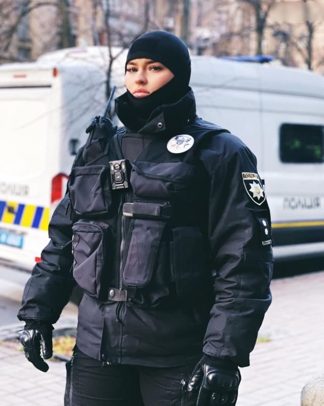 Удивительная девушка-полицейская из Украины