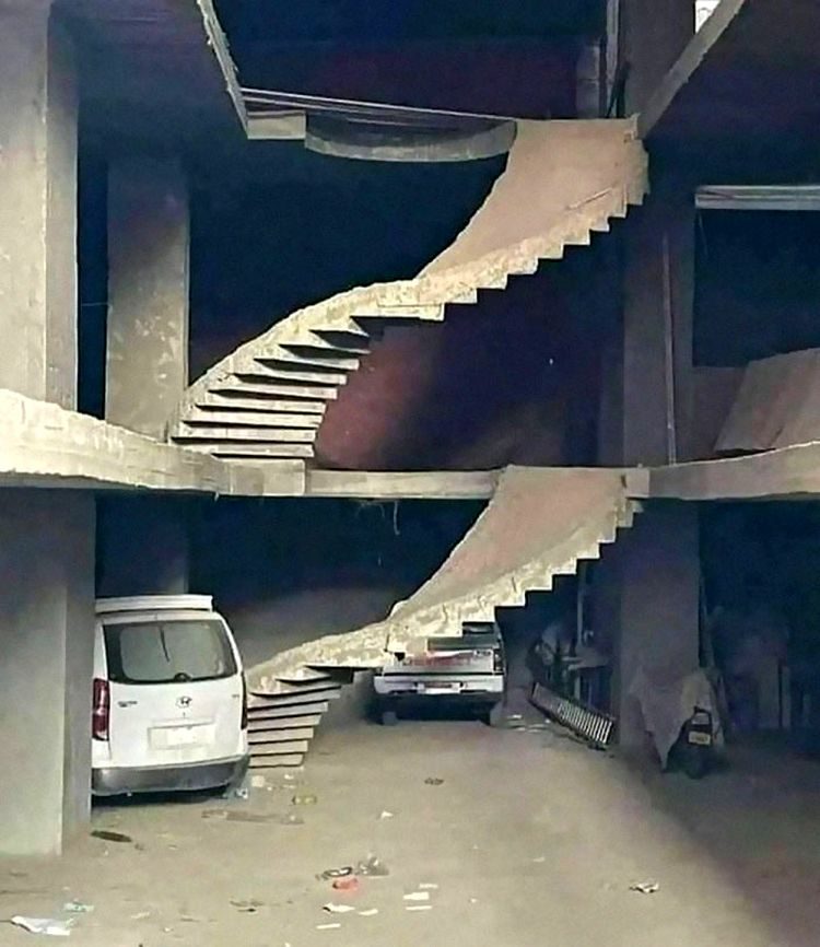 Кто-нибудь знает, как такие лестницы смогли построить?