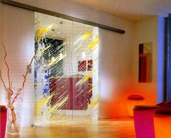 Прочность и прозрачность: стеклянные межкомнатные двери