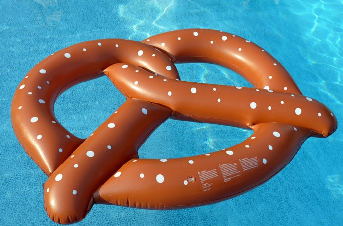 Для тех, кто не умеет плавать: 10 интереснейших водяных матрасов