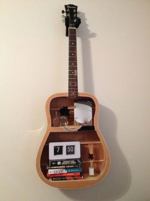 Старая гитара в интерьере