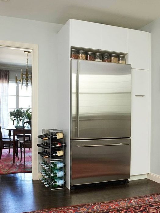 Несколько отличных мыслей, как можно использовать место над холодильником