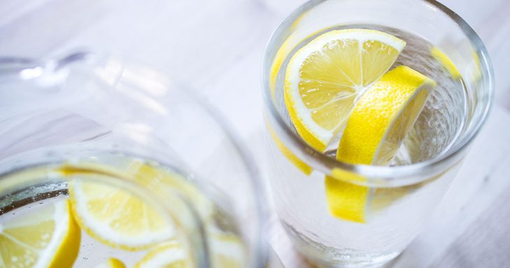 Потрясающие и уникальные свойства лимонной воды
