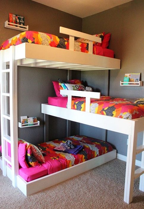 Двухярусные кровати для экономии места в детской