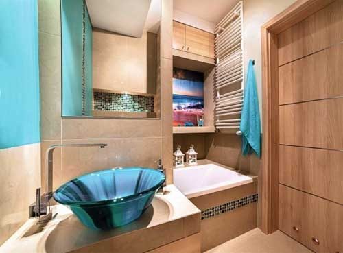 Яркий красивый дизайн маленькой ванной комнаты