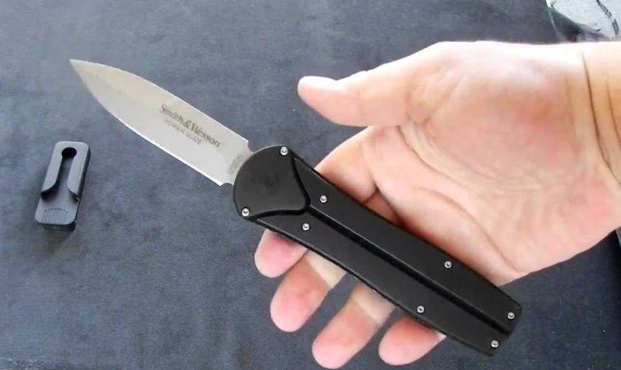 Необычная «восьмёрка» перочинных ножей