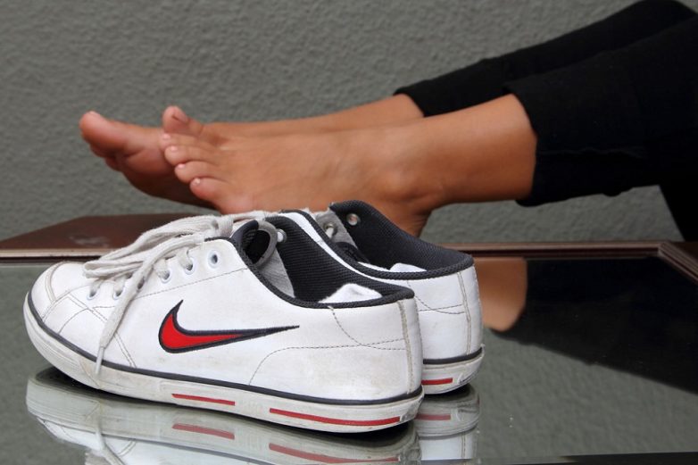 10 лучших способов убрать запах из обуви!