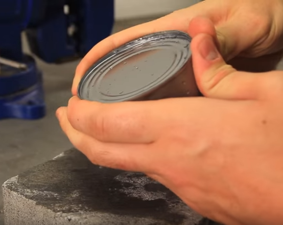 Как открыть консервы без ножа?
