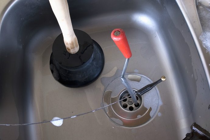3 проверенных способа прочистить засор в раковине и сливе ванны