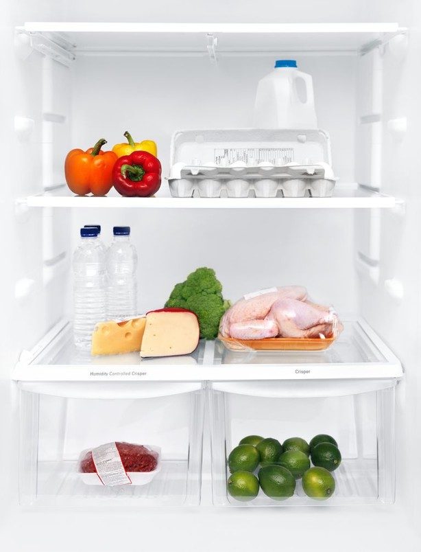 Именно поэтому нельзя хранить курицу на верхней полке холодильника!
