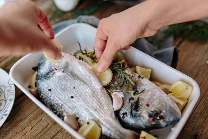 10 способов отмыть руки от запаха лука, чеснока или рыбы