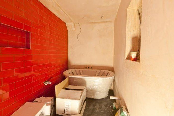 Она превратила старый общественный туалет в квартиру своей мечты!