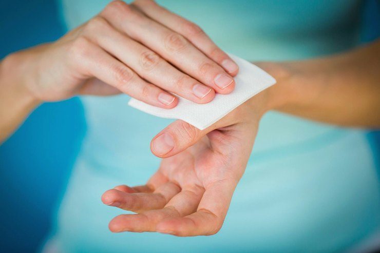 12 необычных способов использования антисептика для рук