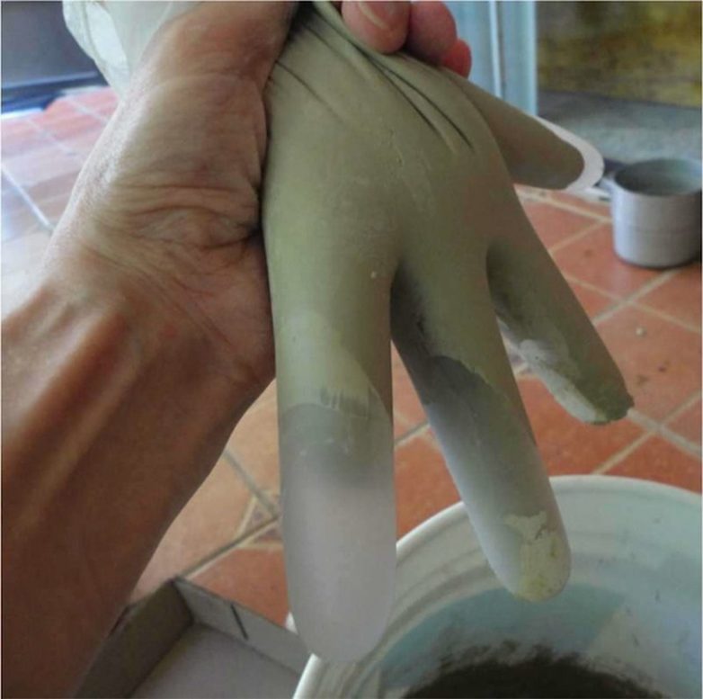 Оригинальный вазон для сада из пары резиновых перчаток и цемента