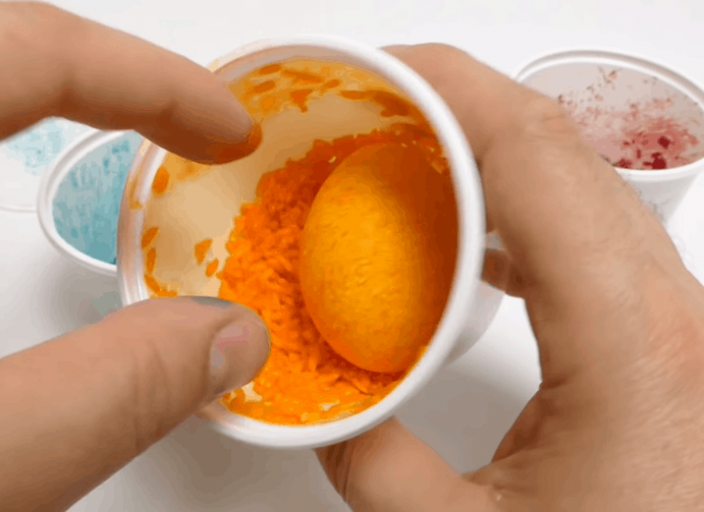Как покрасить яйца при помощи риса