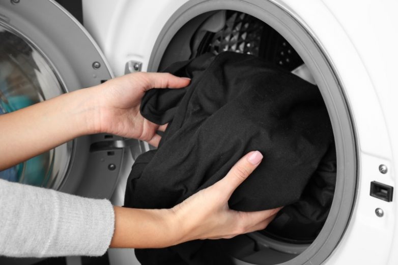 Как постирать бельё в стиральной машинке, сохранив его цвет и размер