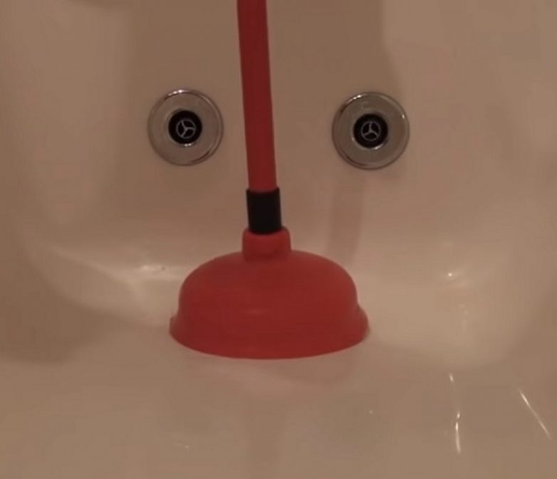 Как за 1 минуту почистить сифон в ванне