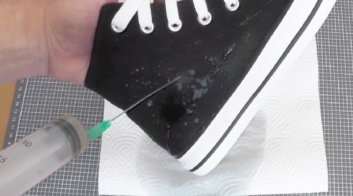 Как защитить обувь при помощи обыкновенной свечки