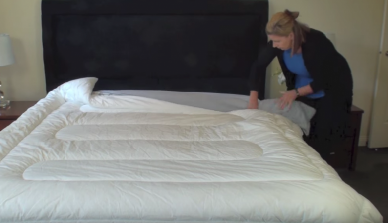 Как заправить одеяло в пододеяльник за 60 секунд