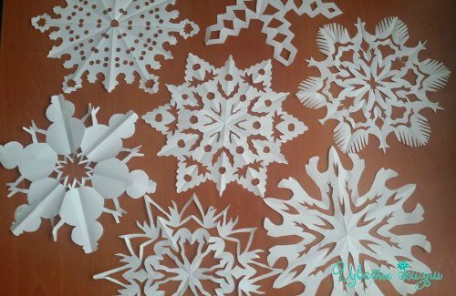 Красивые снежинки, вырезанные из бумаги