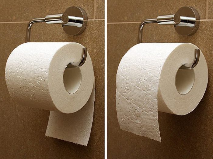 Как правильно вешать рулон в туалете