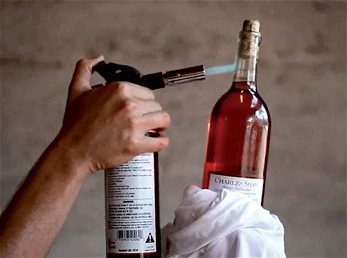 Как открыть бутылку вина, если под рукой не оказалось штопора
