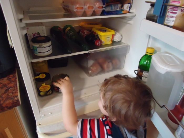Из-за чего холодильник греется по бокам