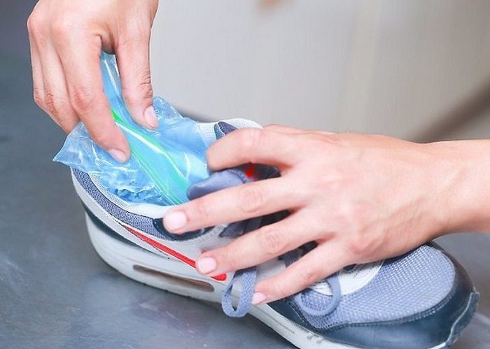 Советы, как растянуть обувь при помощи воды и обычного пластикового пакета