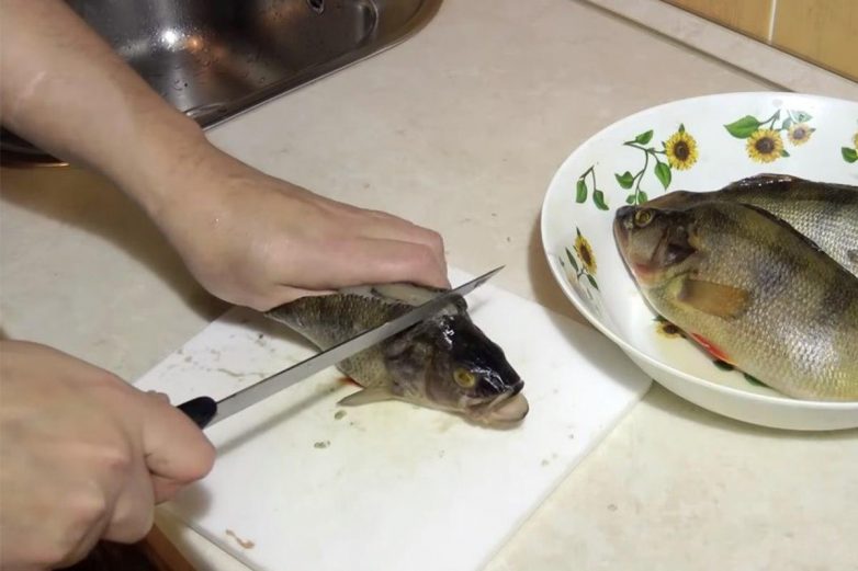 Как почистить рыбу за считанные минуты