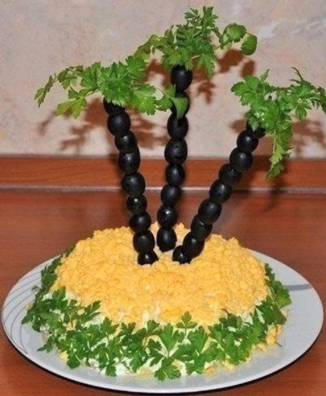 Необычное оформление салатов, которые украсят новогодний стол