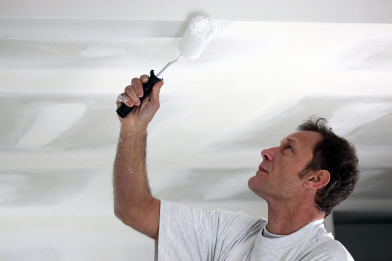 Зачем домохозяйки наклеивают пенопласт на потолок