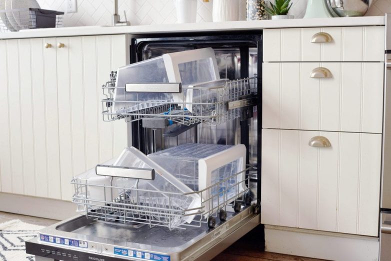 Неожиданные вещи, которые можно мыть в посудомоечной машине