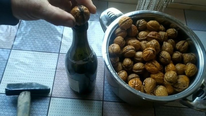 Как быстро почистить грецкие орехи