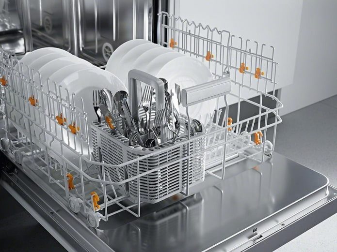 Как правильно чистить посудомоечную машину