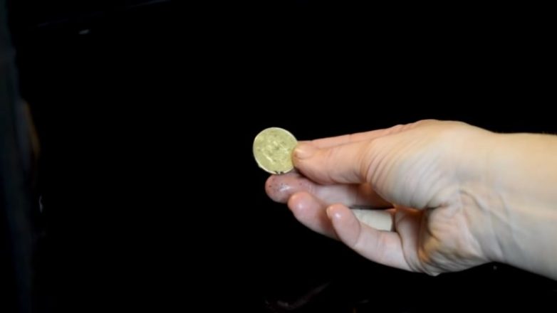 Как удалить застарелые, пригоревшие пятна в духовке при помощи монетки