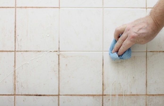 Как быстро почистить плитку в ванной