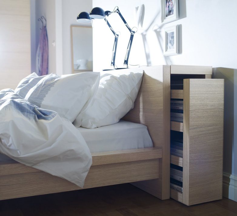 Идеи хранения в изголовье кровати для маленькой спальни