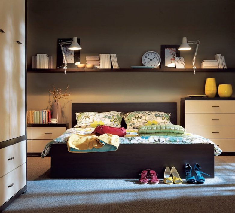 Идеи хранения в изголовье кровати для маленькой спальни