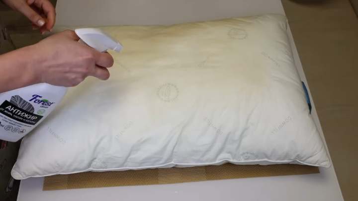 Как правильно постирать подушки
