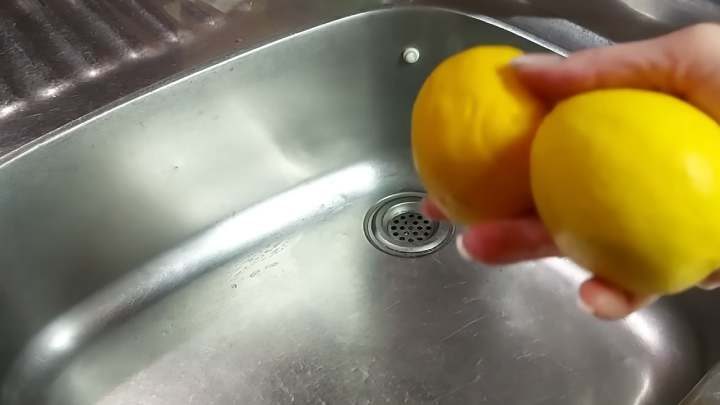 Устраняем все неприятные запахи в раковине с помощью лимона