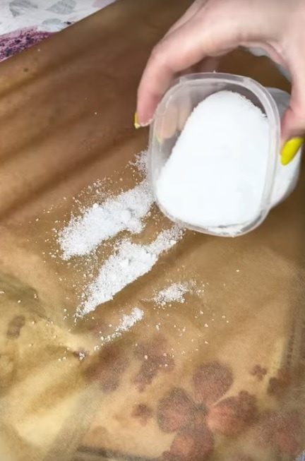 Зачем домохозяйки гладят соль