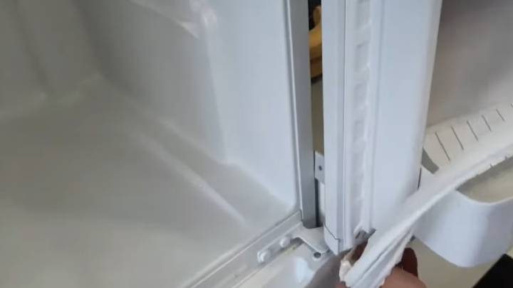 Причина намораживания льда на стенке холодильника