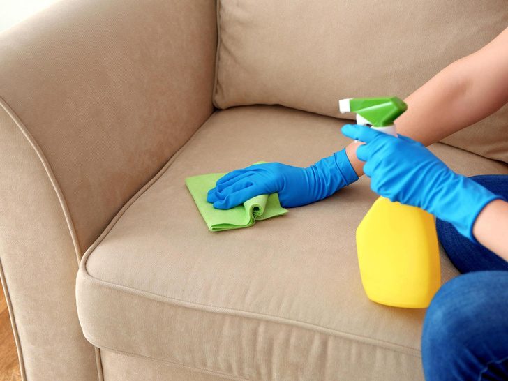 Как быстро почистить диван