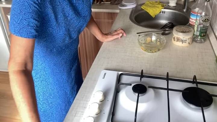 Бабушкино средство от липкого налёта на кухне