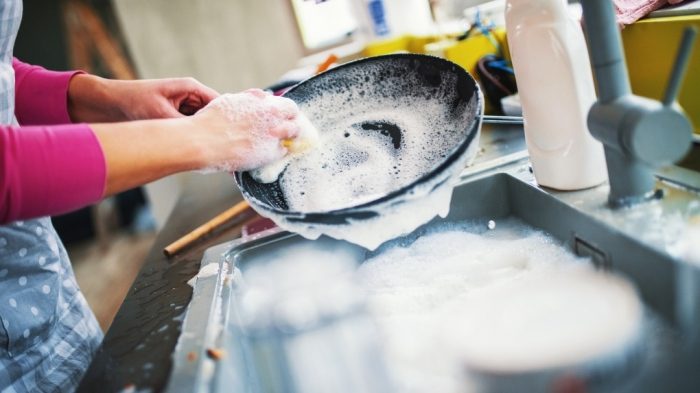 7 подручных вариантов, которыми можно заменить средство для мытья посуды