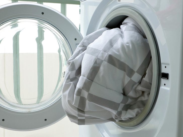 Как правильно стирать подушки и одеяла