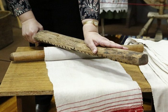 Лайфхаки, которые помогут привести вещи в порядок, если под рукой нет утюга