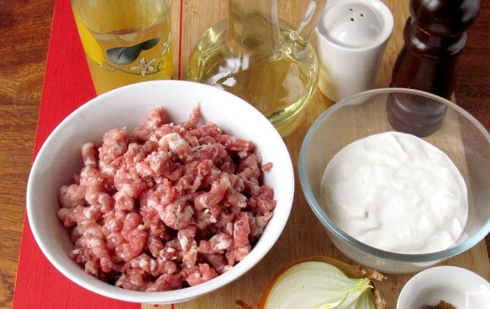 Эти продукты можно класть в фарш вместо хлеба, чтобы котлеты были сочными