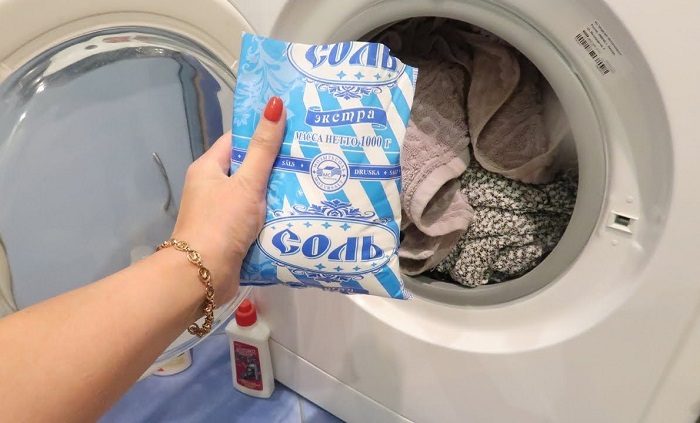 Как с помощью продуктов привести одежду в порядок