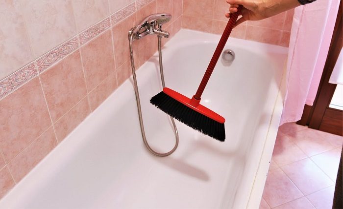 Как почистить ванну за пару минут, не сгибаясь в три погибели